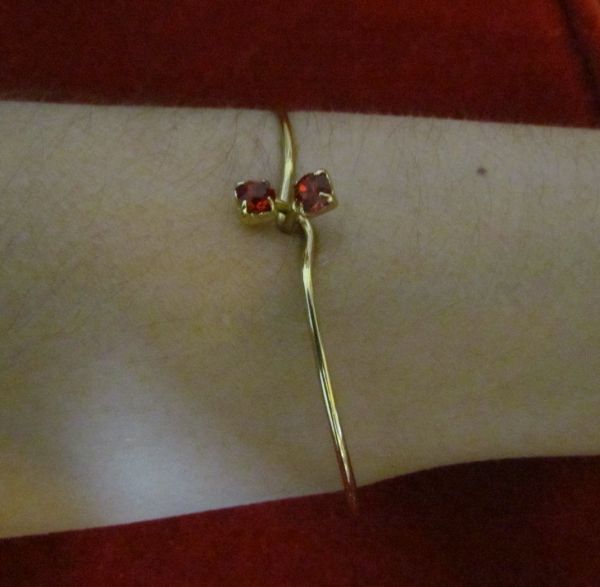 P66 - Bracelete com Pedras Vermelhas