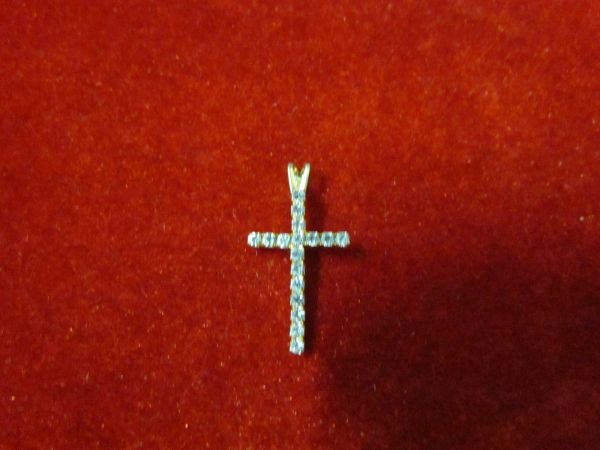 PI53 - Pingente Crusifixo com detalhes de strass