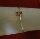 P66 - Bracelete com Pedras Vermelhas