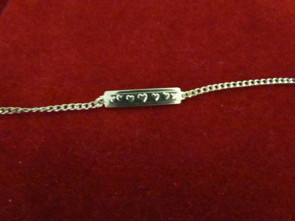 P13 - Pulseira Infantil com placa de corações